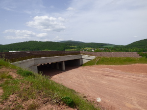 Neu errichtete Grübrücke an einem Autobahnneubauabschnitt